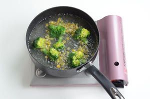一人食—清新健康西蘭花飯團(tuán)的做法 步驟2