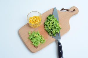 一人食—清新健康西蘭花飯團(tuán)的做法 步驟3