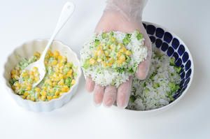 一人食—清新健康西蘭花飯團(tuán)的做法 步驟5