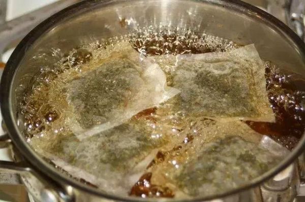 被當做垃圾的茶渣，用來改善土壤，能促進植物生長旺盛
