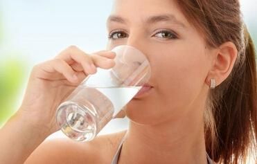 过量+错误饮水方式=毒药 怎样喝水才健康？