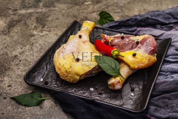 生BIO有机鸡腿。新鲜的天然肉类与蔬菜和香料照片摄影图片