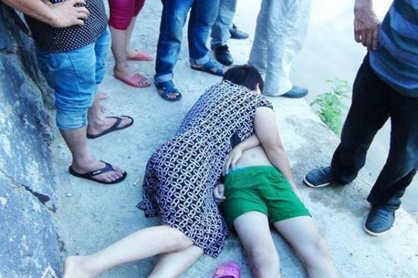 56岁高龄产妇明知生育风险，为何坚却持生二胎？背后的原因很心疼