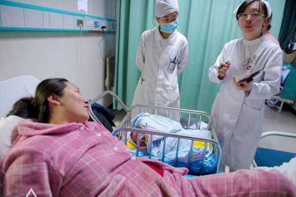 56岁高龄产妇明知生育风险，为何坚却持生二胎？背后的原因很心疼