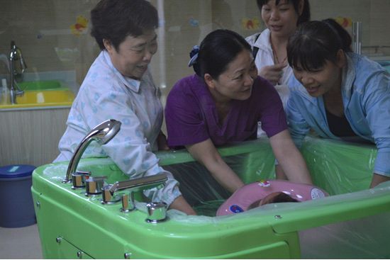新生儿在游泳池游泳