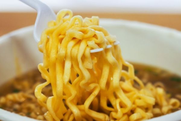 一包泡面的热量 一包泡面的热量是多少 一包方便面等于几碗饭