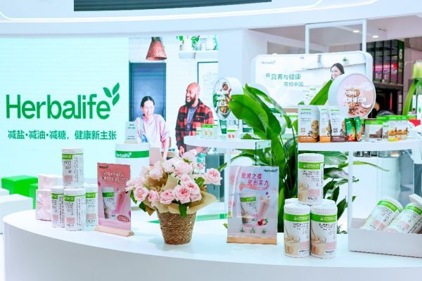 康寶萊新品紅潤荔枝玫瑰口味蛋白營養(yǎng)粉在進博會展臺展出