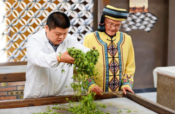 杨胜伟（右）和蒋子祥一起做手工恩施玉露。（提供者：恩施州茶产业协会）.jpg