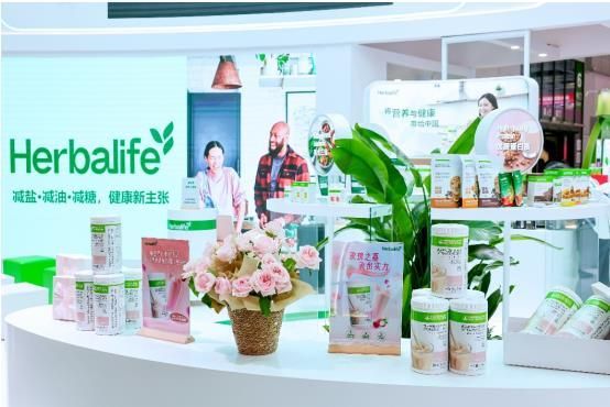 康宝莱新品红润荔枝玫瑰口味蛋白营养粉在进博会展台展出