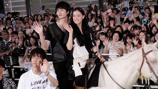 蒼井優(yōu)參加《雷櫻》發(fā)布會(huì)苦笑熱戀報(bào)道(組圖)
