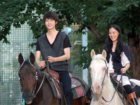 蒼井優(yōu)參加《雷櫻》發(fā)布會(huì)苦笑熱戀報(bào)道(組圖)