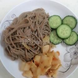 减肥餐～荞麦面条炒鸡胸肉的做法[图]