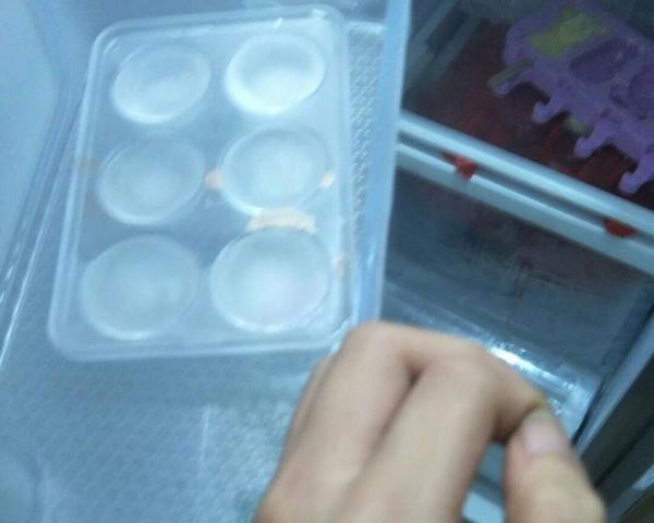 想吃冰块，别去买冰格了，教你一招，天天都能吃到冰块的做法