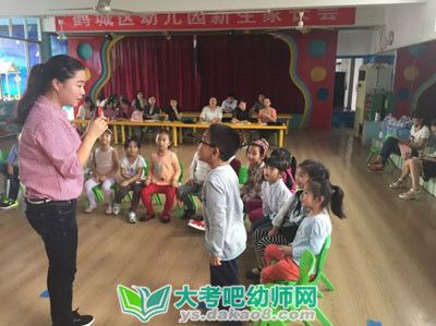 大班健康教案：好玩的呼啦圈配圖二