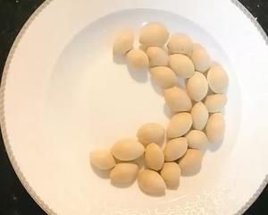 鹽烤銀杏果的做法 步驟1