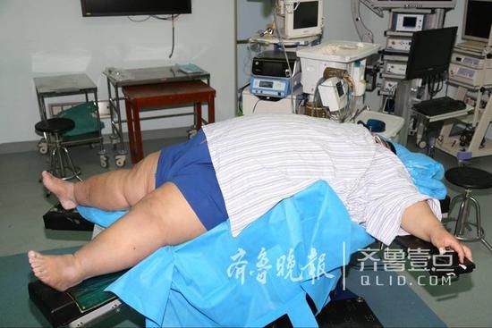 手術(shù)前做檢查的王浩楠。院方供圖