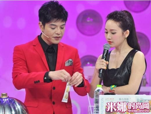 圖為達(dá)人老師aven對(duì)主持人和觀眾傳授瘦身秘籍