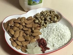 (豆?jié){機(jī))杏仁核桃牛奶露的做法 步驟1