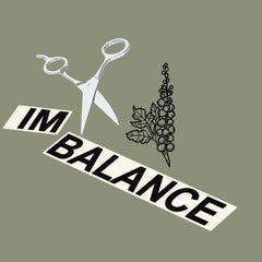 插圖用剪刀剪掉“IMBALANCE”一詞，露出黑升麻草本植物草圖旁邊的“BALANCE”，象征著 Sacred Plant Co 自然解決荷爾蒙失衡的方法。