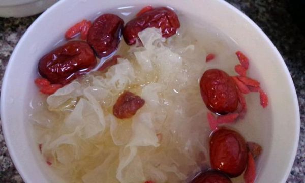 銀耳紅豆糖水的制作方法（健康美味的甜品）