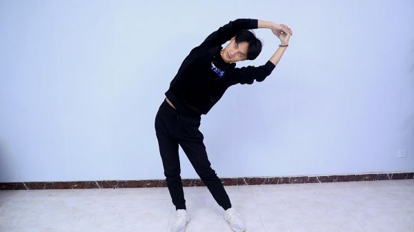 一個(gè)動(dòng)作拉伸全身線條，暴瘦全身，整個(gè)人看起來(lái)更纖瘦