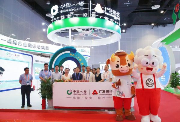 圖為中國人壽駐桂成員單位聯(lián)合展臺，吉祥物“國壽?！焙汀靶“l(fā)羊”軟萌出圈。