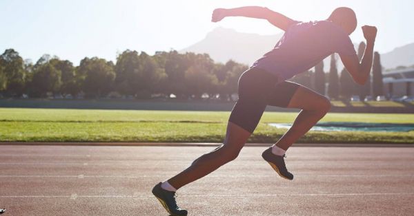 做间歇运动的男人