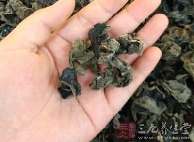黑木耳營養(yǎng)價值很高，它能夠起到益氣潤肺、滋陰潤燥的功效