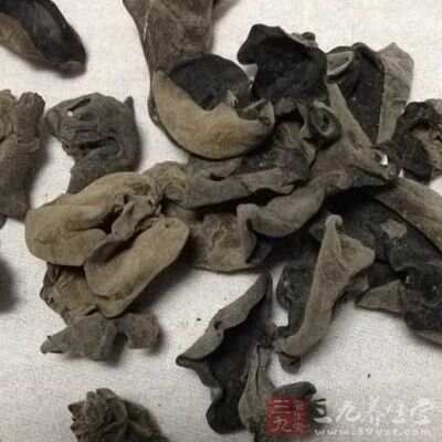 將木耳、紅棗洗凈，放入鍋內(nèi)，加水適量，文火煎煮30分鐘即可