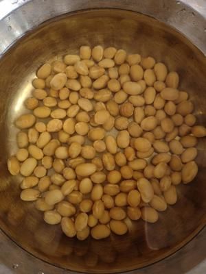 黑木耳黄豆猪骨汤的做法 步骤2