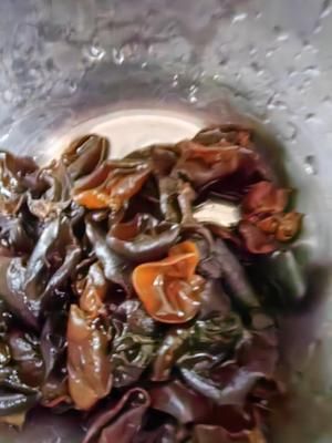 黑木耳黄豆猪骨汤的做法 步骤1