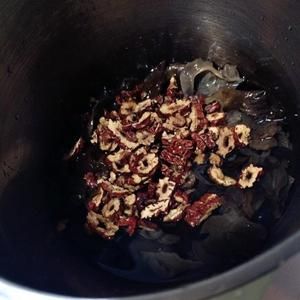 豆?jié){機(jī)制作黑木耳健康熱飲的做法 步驟3