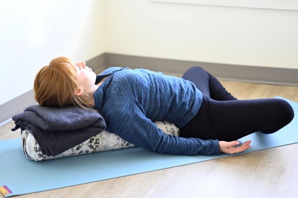仰卧束角式 Supta Baddha Konasana