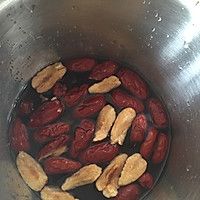 黑木耳红枣汁的做法图解1