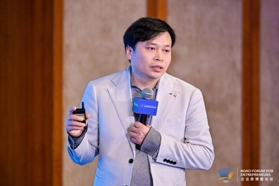 2024年12月2日，在“創(chuàng)新驅(qū)動(dòng)價(jià)值引領(lǐng)共促品牌高質(zhì)量發(fā)展”數(shù)實(shí)融合發(fā)展論壇上，美天競(jìng)保醫(yī)療管理集團(tuán)品牌創(chuàng)始人兼CEO李太煜發(fā)表主旨演講