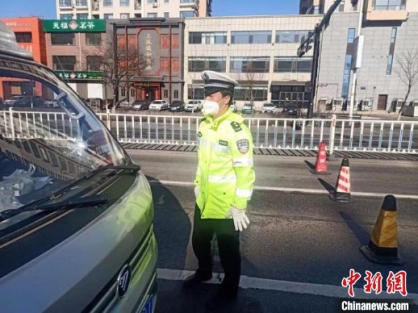 李春刚在检查车辆通通行证 受访者李春刚供图