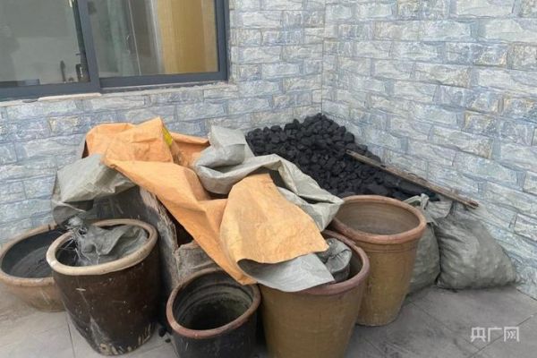 劉姓老人家院子角落里堆放的散煤（圖/央廣網(wǎng)）