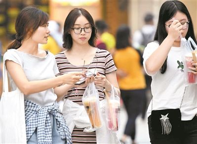 饮料好喝，须有节制。图为市民在街道上喝果汁。（资料图片） 广州日报全媒体记者黎旭阳 摄