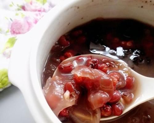 健康营养，桃胶银耳莲子百合赤小豆羹的制作方法（传统美味）