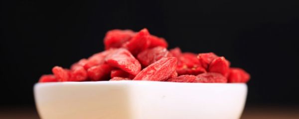 枸杞放了一年變暗紅色正常嗎 密封的枸杞怎么也變黑了 枸杞潮濕變粘了怎么弄干