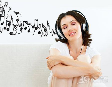 青年-女-音樂-聽歌-耳機-開心-抱膝-娛樂_10345342_xxl