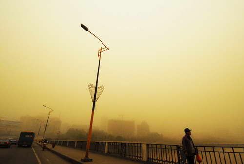 受浮尘天气干扰，兰州市区能见度降低