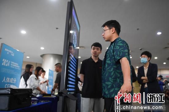 图为民众健康运动体适能评估体验区进行体验。王刚 摄