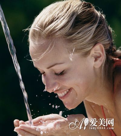  多喝水不如會喝水 夏天起床第一杯水喝什么好? 