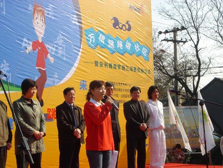 健康跳起来-万根跳绳进社区启动安利健康家庭三项赛
