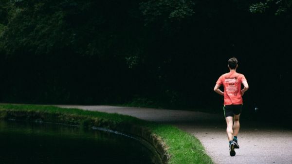 hombre corriendo por un parque