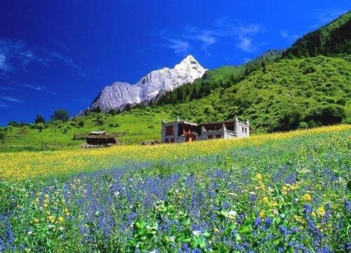 由于具有秀美的南歐風(fēng)光，四姑娘山也被譽(yù)為“中國(guó)的阿爾卑斯山”。