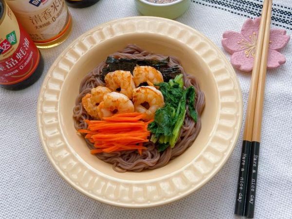低卡健康主食｜凉拌虾仁荞麦面的做法