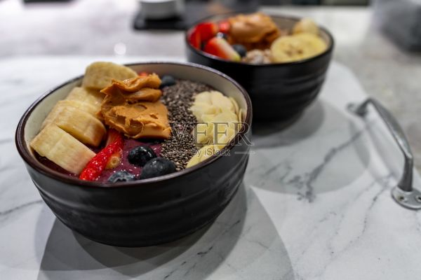 巴西莓冰沙碗|美味的超级食物健康早餐|有机素食，香蕉，草莓，燕麦，格兰诺拉麦片，浆果和花生酱照片摄影图片