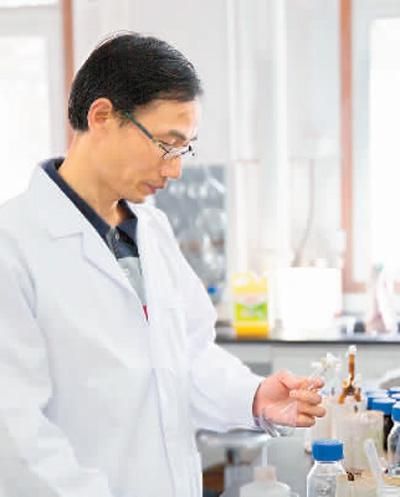 西南大學(xué)研究人員在進行食品研發(fā)。受訪企業(yè)供圖